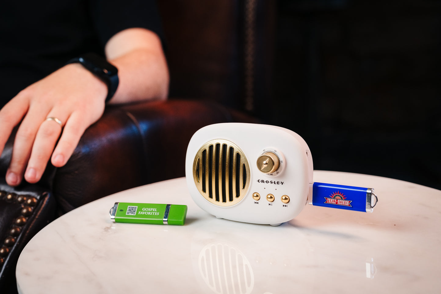 NEW! Country's Family Reunion EasyPlay Deluxe Bundle [Speaker + 2 Music Sticks]